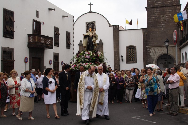 IMG_5703.JPG - D. Salvador Santana, Vicario Episcopal de Las Palmas, encabezaba la procesión junto a D. Diego Monzón, párroco de San Agustín.