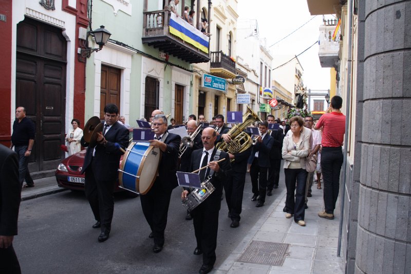 IMG_5710.JPG - La Banda de Música de Arucas acompañó a la imagen de Ntra. Sra. la Virgen del Carmen durante el recorrido procesional.