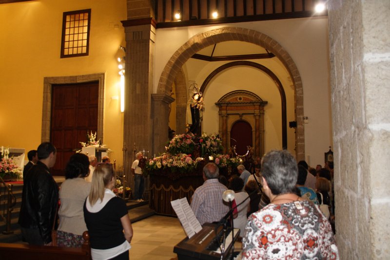 IMG_5743.JPG - Momento en que Dña. Pilar Delgado canta en agradecimiento a la Virgen del Carmen