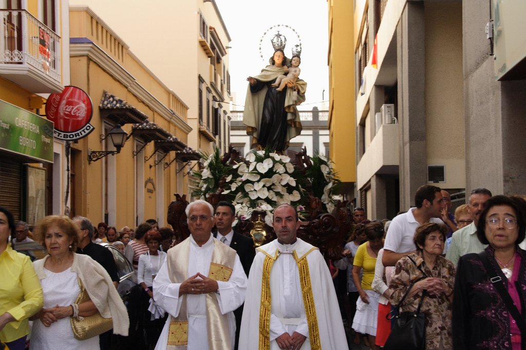 IMG_7039.JPG - D. Diego Monzón, párroco de San Agustín, y D. Jorge Martín de la Coba, párroco de Agaete, procesionan delante del trono de Ntra. Sra. la Virgen del Carmen.