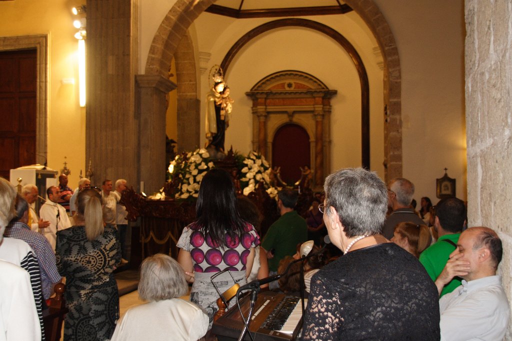IMG_7079.JPG - Dña. Pilar Delgado Avellaneda cantando a la Virgen del Carmen