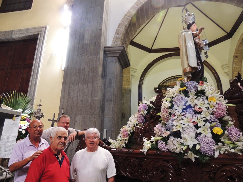 DSCN0179.JPG - Costaleros del trono de Nuestra Señora la Virgen del Carmen. Llevan sacando el trono en la procesión desde hace más de 40 años.
