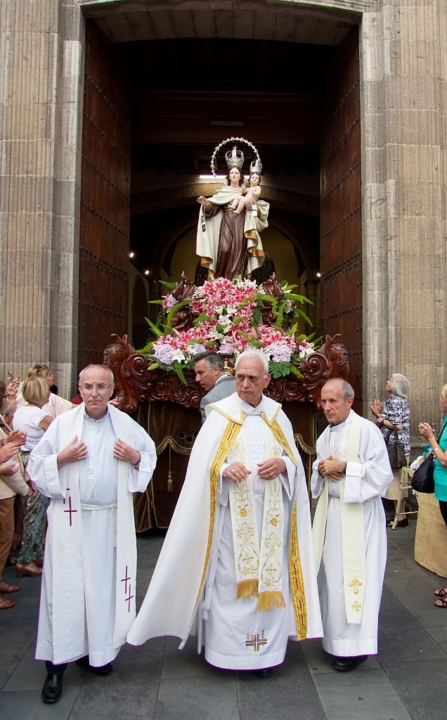 02-_1020139.jpg - Salida de la Procesión de la Virgen del Carmen, acompañada (de izquierda a derecha) por los Rvdos. D. José Antonio, D. Diego Monzón (párroco) y D. Julio Roldán García
