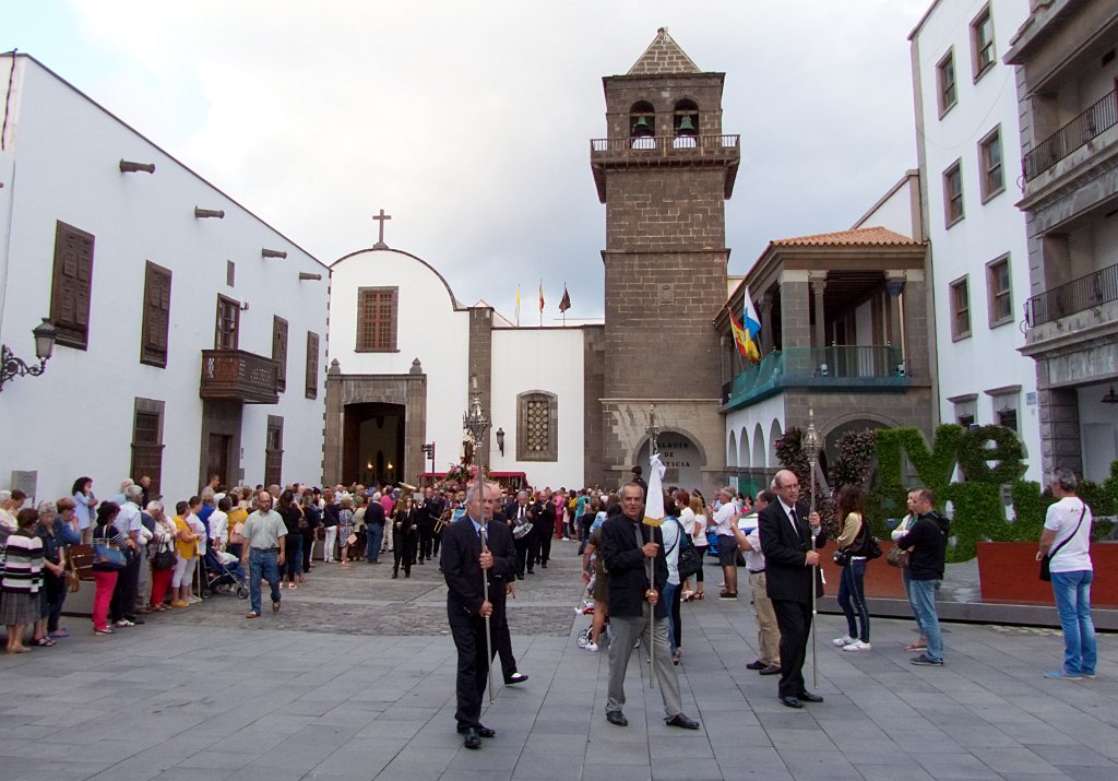 07-_1020141.jpg - Salida de la Procesión de la Virgen del Carmen
