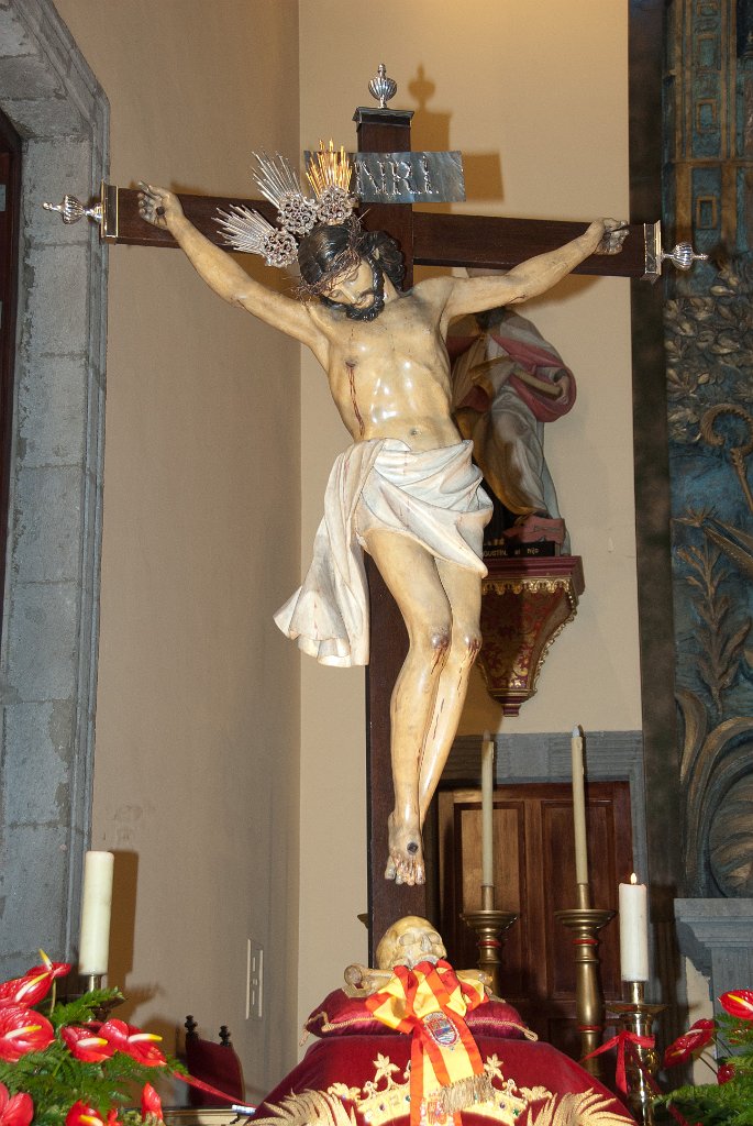 330000.jpg - Imagen del Santo Cristo de la Vera Cruz, Patrono de la ciudad de Las Palmas de Gran Canaria y de la Policía Local, colocada en el Altar Mayor
