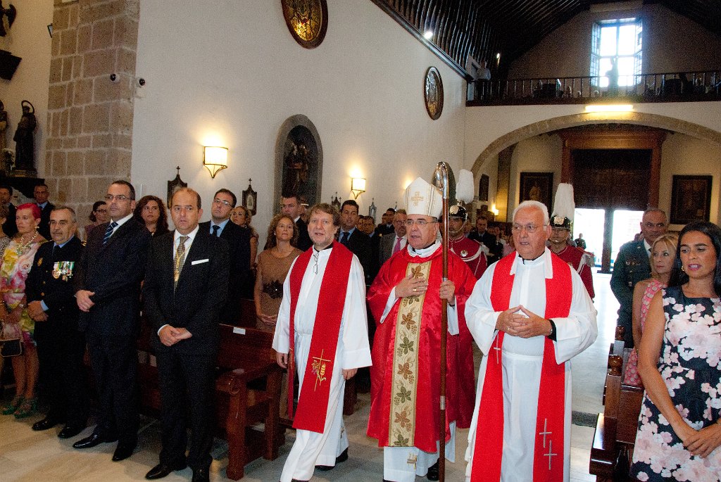 90000.jpg - El Obispo D. Francisco Cases presidió la celebración. A su derecha el párroco D. Diego Monzón Melián