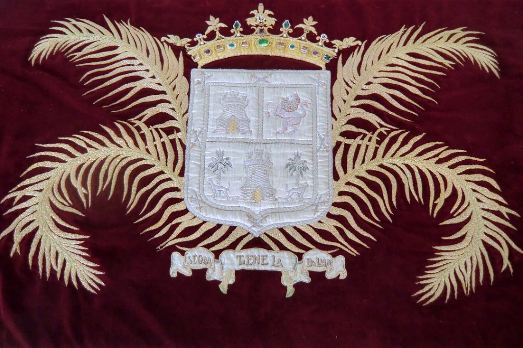 CIMG0237.JPG - Escudo de la ciudad bordado en el faldón frontal del trono del Santo Cristo de la Vera Cruz