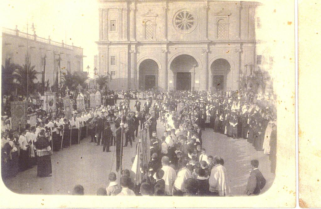 CORPUS_AGUSTIN_2.jpg - San Agustín en la procesión de Corpus, principios del siglo veinte.