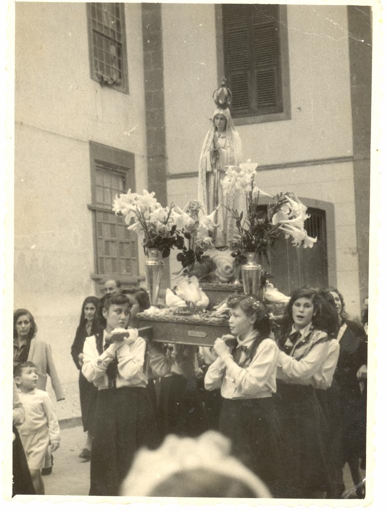 Fatima_1952.jpg - Procesión de la imagen peregrina de Ntra. Sra. de Fátima a su llegada a la Iglesia de San Agustín el 15 de abril de 1952.