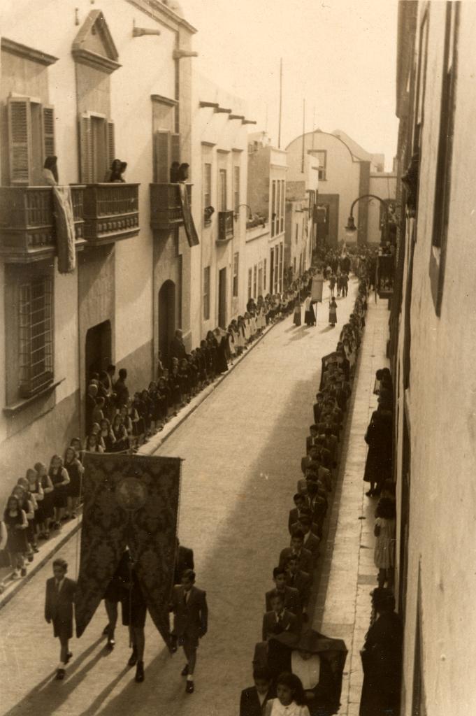 corpus_1947.jpg - Procesión de Corpus a su paso por la calle Doctor Chil, 1947.