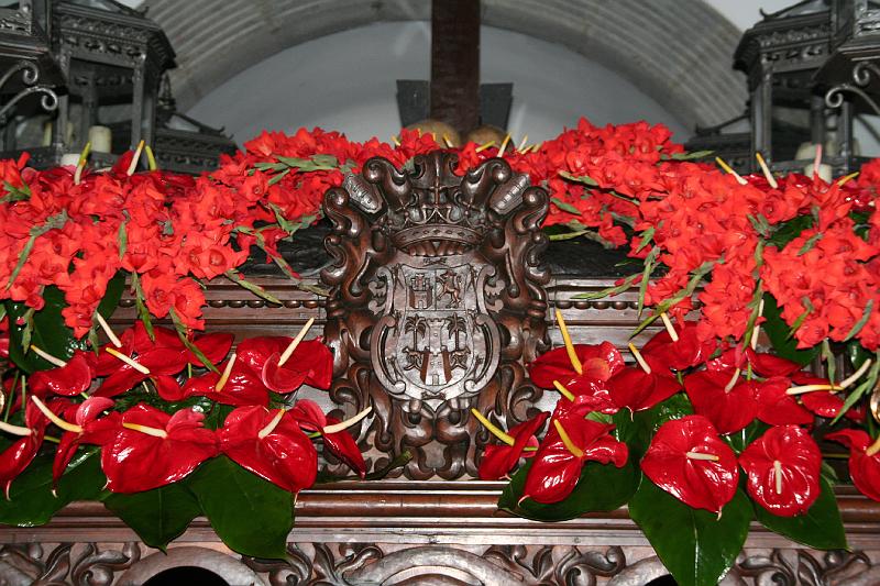 IMG_2568.JPG - Detalle del escudo del trono del Santo Cristo de la Vera Cruz