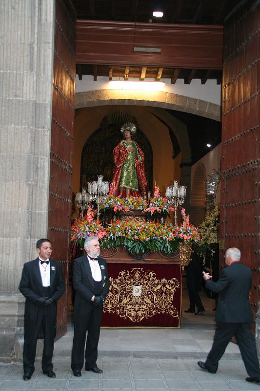 IMG_2595.JPG - Viernes Santo. Procesión Magna Interparroquial. Salida del trono de San Juan Evangelista