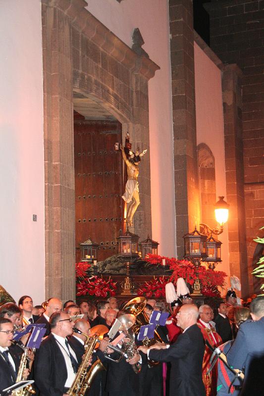 IMG_2642.JPG - Colocado en la puerta del templo de San Agustín, el trono del Santo Cristo de la Vera Cruz despide a las imágenes de Santo Domingo y San Francisco.