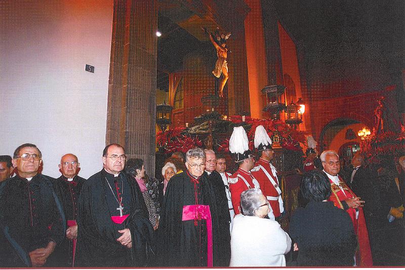 ssanta080004.jpg - Pasando la imagen de Ntra. Sra. de la Soledad de la Portería de la parroquia de San Francisco, suena la marcha fúnebre interpretada por la Banda Municipal de Las Palmas.