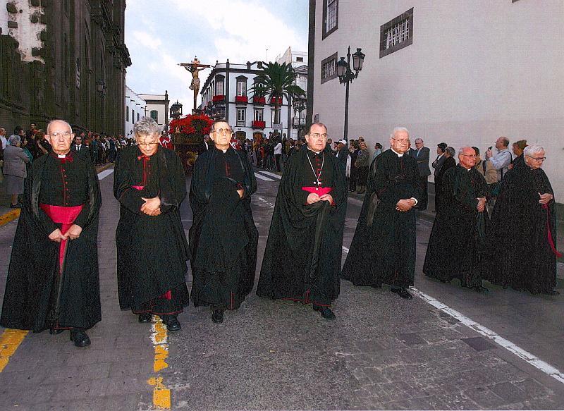 ssanta080005.jpg - El Sr. Obispo y una representación del Cabildo Catedral acompañan el trono del Santo Cristo de la Vera Cruz.
