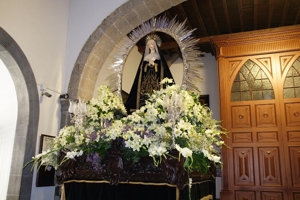 IMG_5434.JPG - Trono de Ntra. Sra. la Virgen de los Dolores, la Genovesa, preparado para la procesión magna interparroquial del Viernes Santo