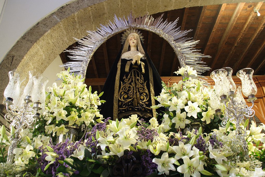 IMG_5435.JPG - Trono de Ntra. Sra. la Virgen de los Dolores, la Genovesa, preparado para la procesión magna interparroquial del Viernes Santo