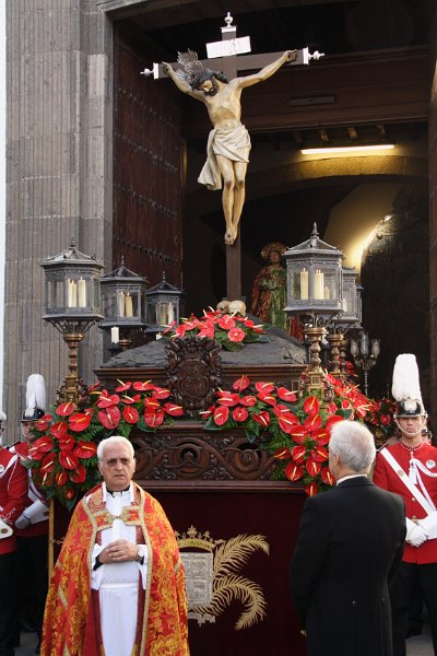 ssanta20120017.JPG - Procesión Magna. Salida del Trono del Santo Cristo de la Vera Cruz