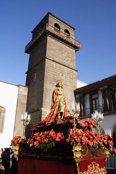 ssanta20120030.JPG - Procesión Magna. Salida del Trono de San Juan Evangelista.