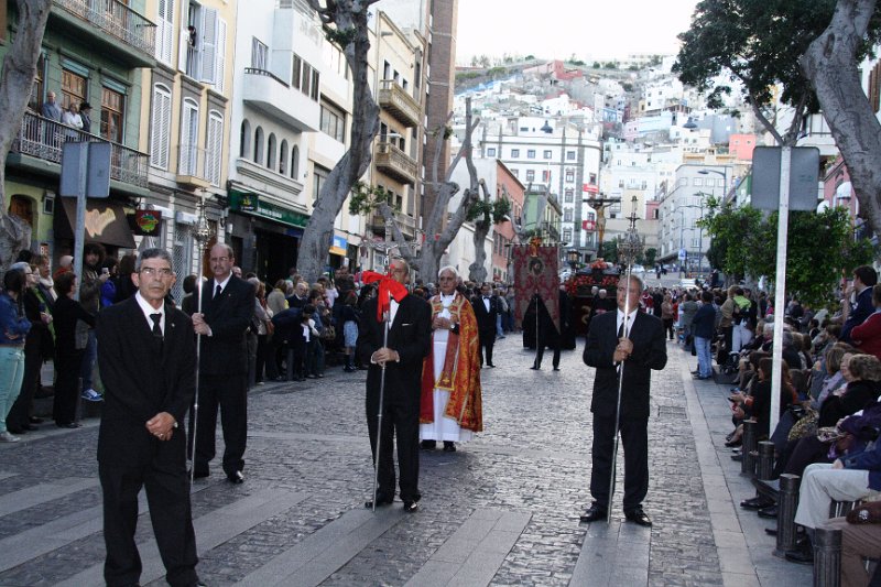ssanta20120037.JPG - Procesión Magna. Cortejo procesional a su paso por la bajada de San Bernardo