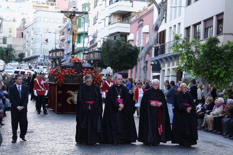 ssanta20120039.JPG - El Sr. Obispo y una representación del Cabildo Catedral procesionan delante del trono del Santo Cristo.