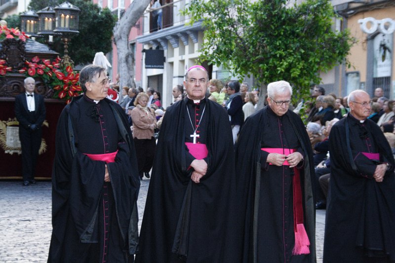 ssanta20120040.JPG - D. Francisco Cases, Obispo de Canarias, junto a canónigos de la S. I. Catedral.