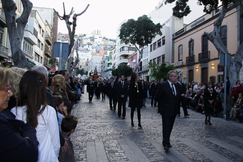 ssanta20120044.JPG - El Alcalde y una representación de la Corporación Municipal procesionan junto al Trono del Santo Cristo, patrono de la ciudad de Las Palmas de Gran Canaria.