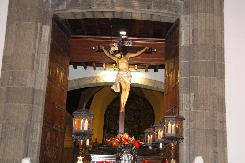 ssanta20120082.JPG - Situado en el pórtico de la Iglesia,  el Santo Cristo despide al resto de los tronos.