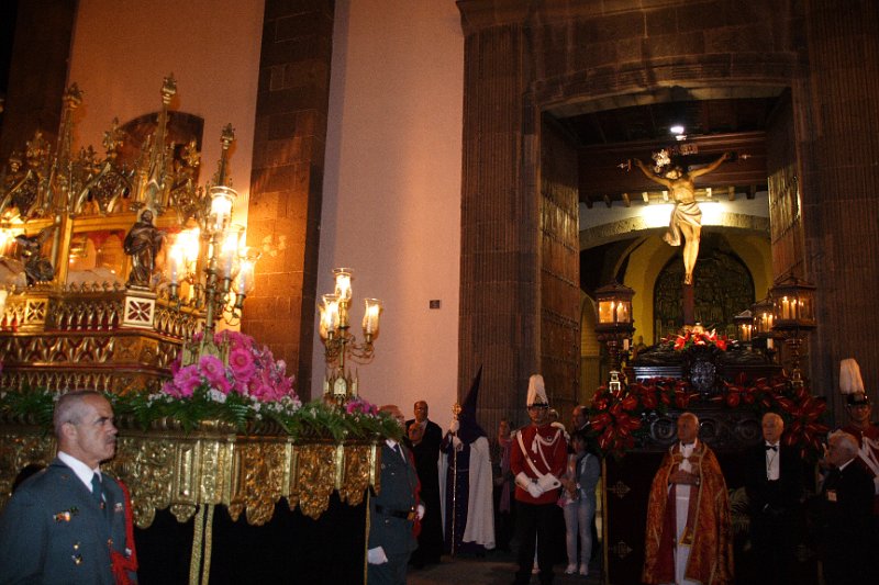 ssanta20120102.JPG - Paso del trono de santo sepulcro por delante de la Iglesia de San Agustín