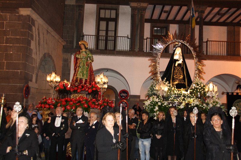 ssanta20120111.JPG - Tronos de San Juan y la Genovesa esperando para entrar en el templo