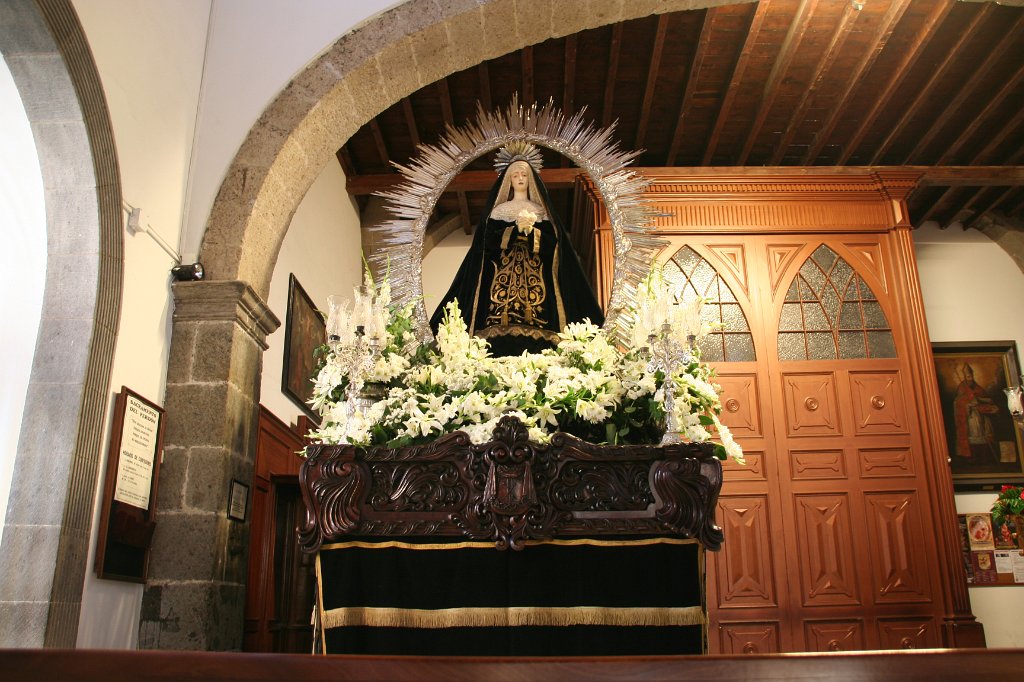IMG_9783.JPG - Trono de la Virgen de los Dolores preparado para la Procesión Magna
