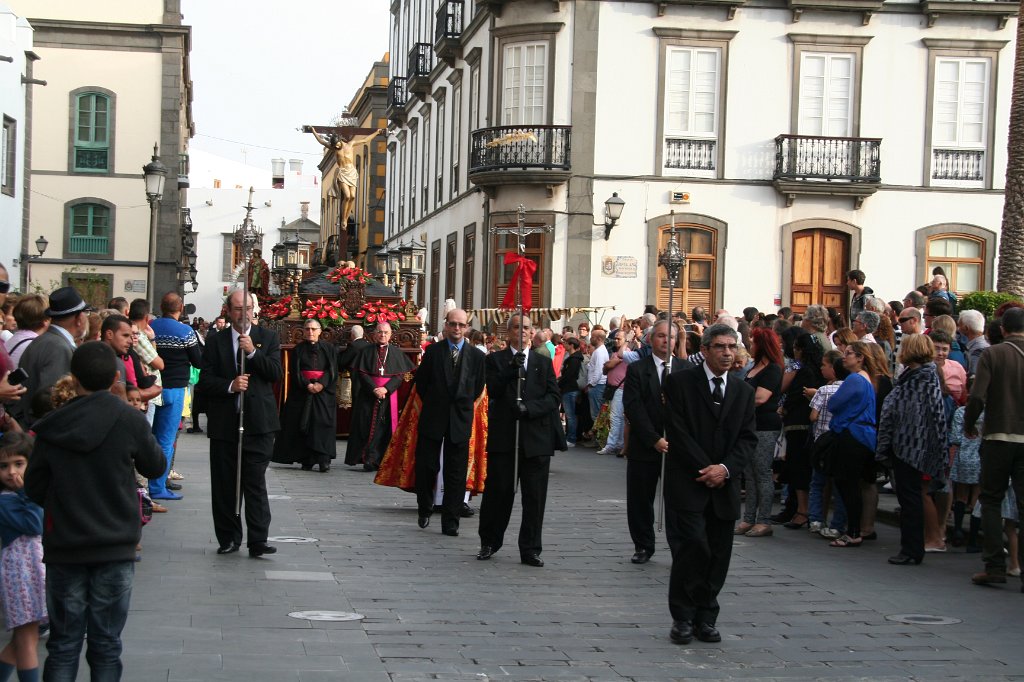 IMG_9815.JPG - El Sr. Obispo y una representación del Cabildo Catedral acompañan al Santo Cristo