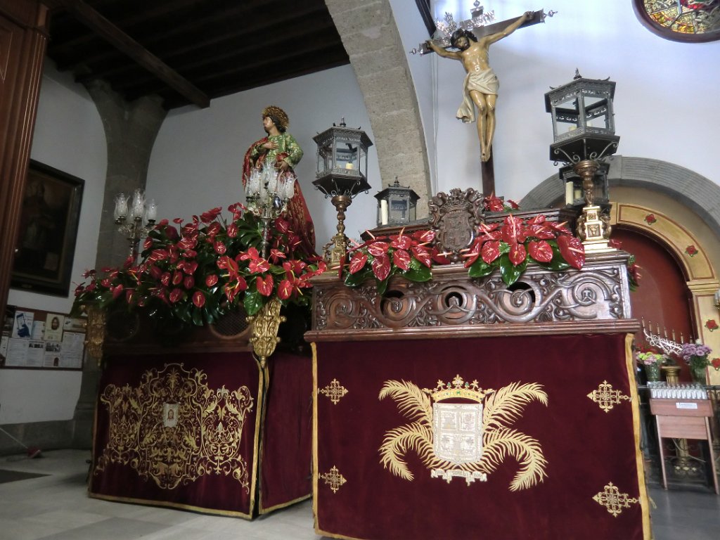 CIMG0981.JPG - Tronos de San Juan Evangelista y del Santo Cristo de la Vera Cruz preparados para la Procesión Magna Interparroquial.
