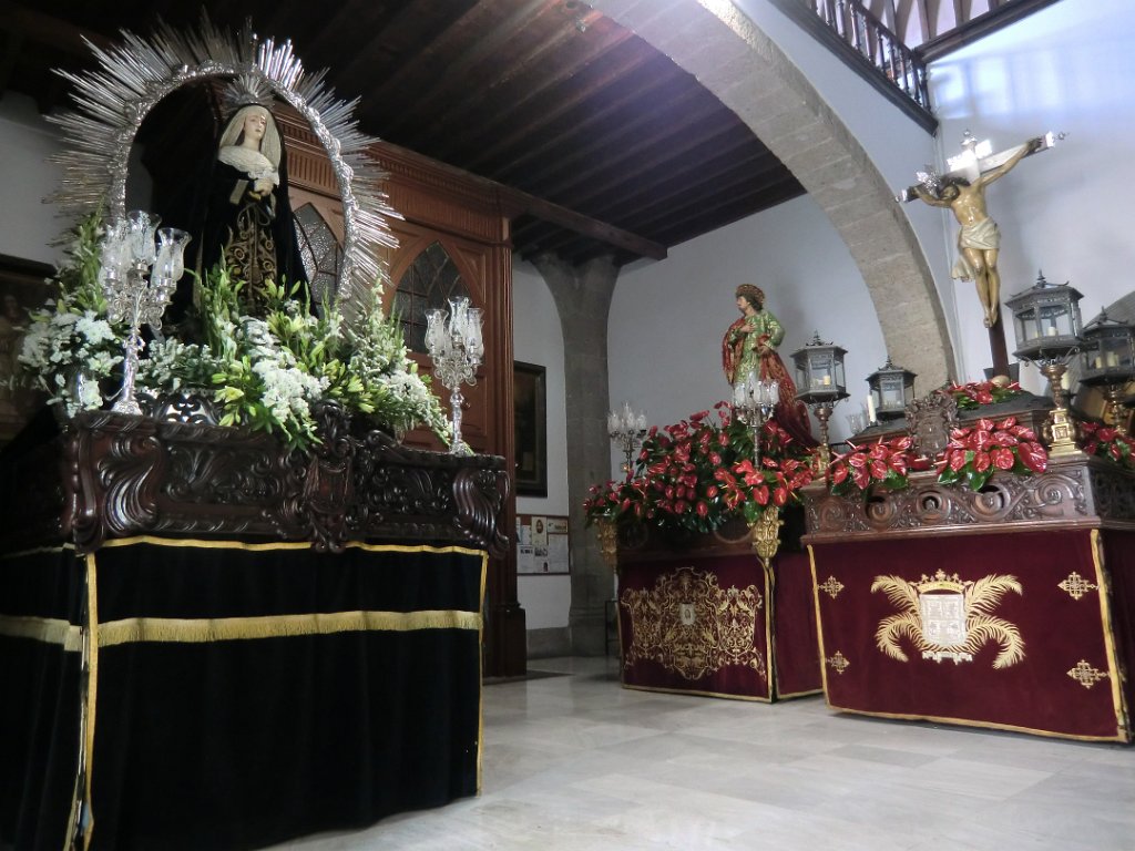 CIMG0987.JPG - Trono de Nuestra Señora la Virgen de los Dolores junto al de San Juan y del Cristo preparados para la procesión Magna Interparroquial del Viernes Santo.