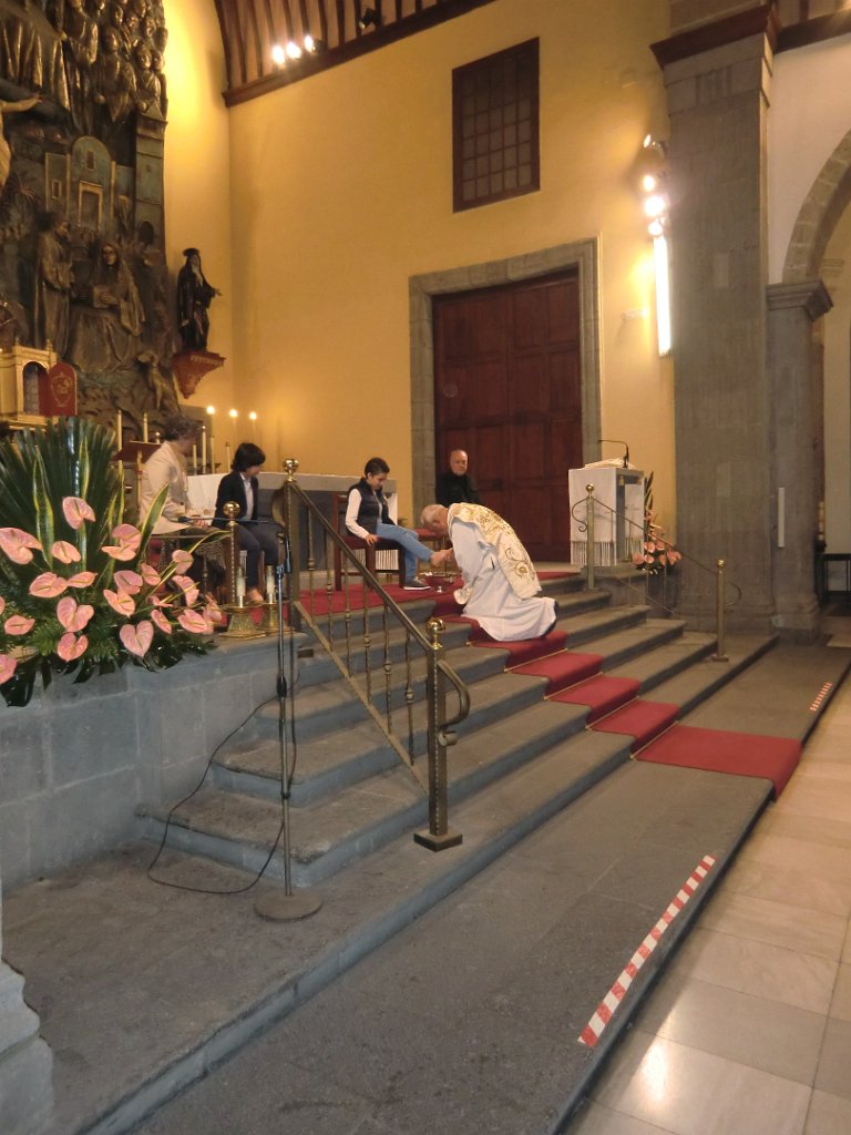 CIMG0999.JPG - Misa Vespertina de la Cena del Señor. Momento del lavatorio de los pies.