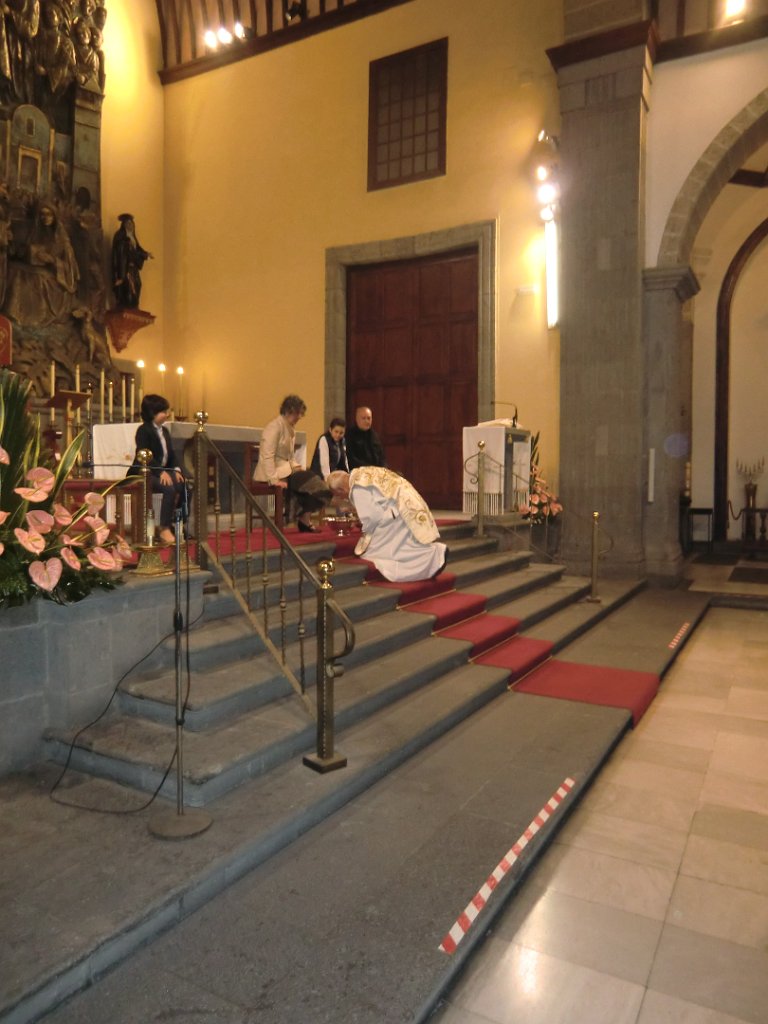 CIMG1000.JPG - Misa Vespertina de la Cena del Señor. Momento del lavatorio de los pies.