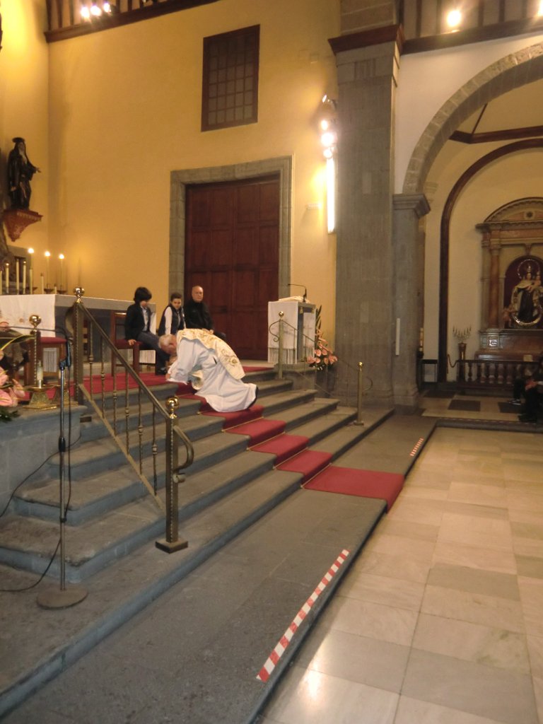 CIMG1001.JPG - Misa Vespertina de la Cena del Señor. Momento del lavatorio de los pies.
