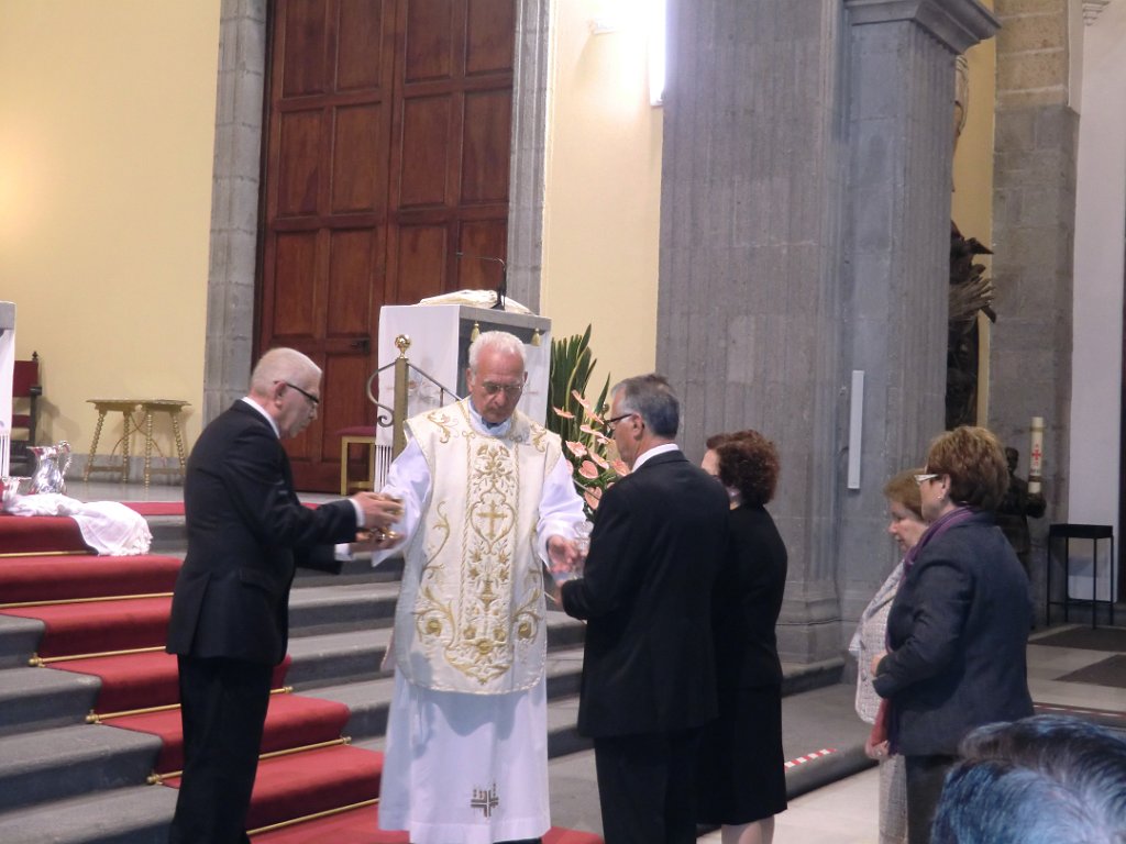CIMG1005.JPG - Misa Vespertina de la Cena del Señor. Momento del ofertorio.