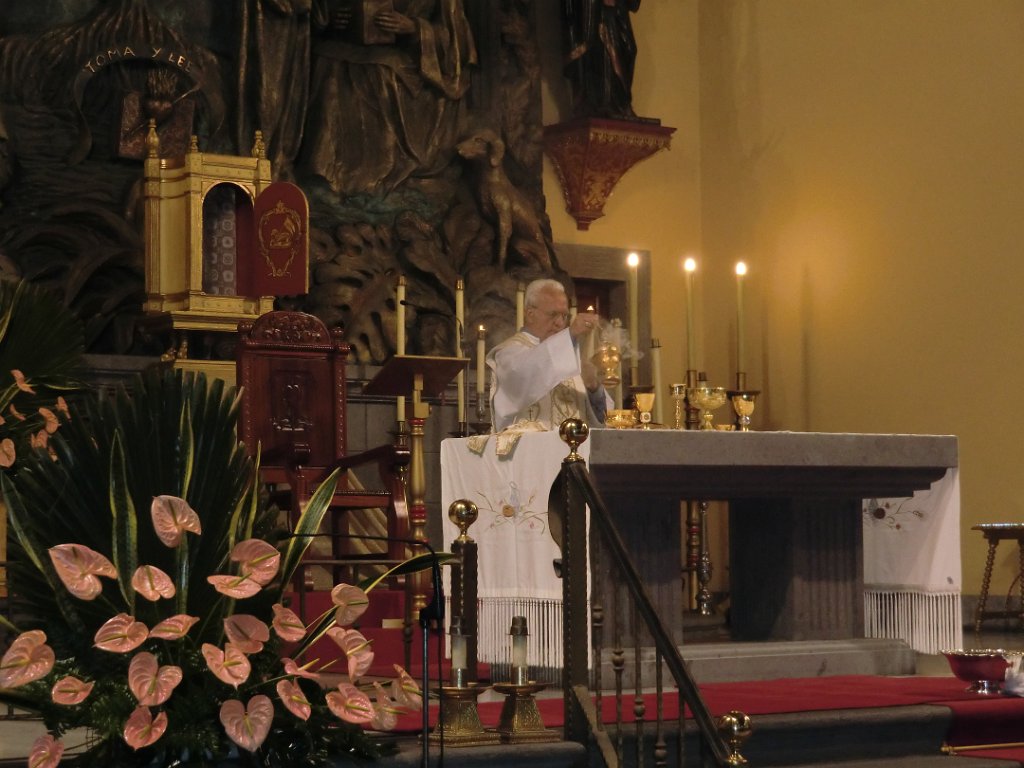 CIMG1015.JPG - Misa Vespertina de la Cena del Señor.