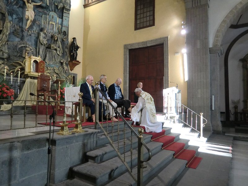 CIMG1075.JPG - Misa Vespertina de la Cena del Señor. Momento del Lavatorio de los pies.