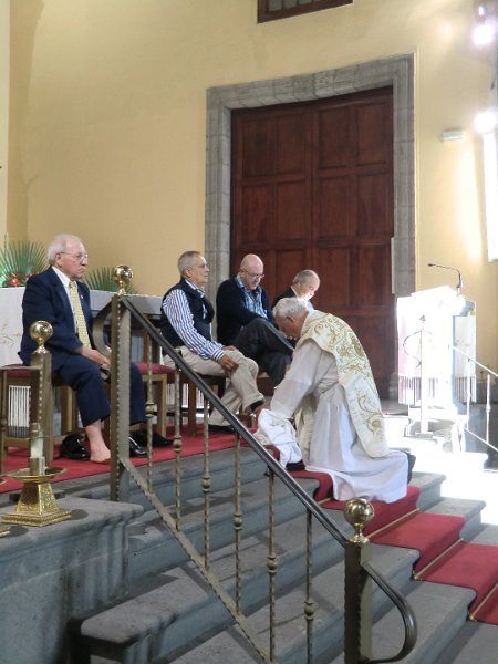 CIMG1077.JPG - Misa Vespertina de la Cena del Señor. Momento del Lavatorio de los pies.