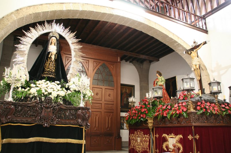 IMG_3100.JPG - Tronos de Ntra. Sra. la Virgen de los Dolores, San Juan Evangelista y el Santo Cristo de la Vera Cruz para la Procesión Magna del Viernes Santo.