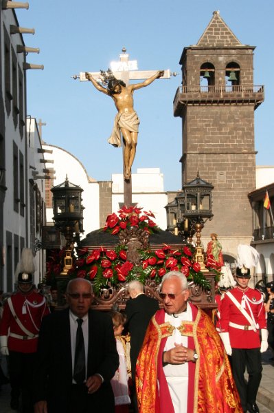 IMG_3104.JPG - Procesión Magna Interparroquial. Trono del Santo Cristo de la Vera Cruz encabezado por el párroco D. Diego Monzón.