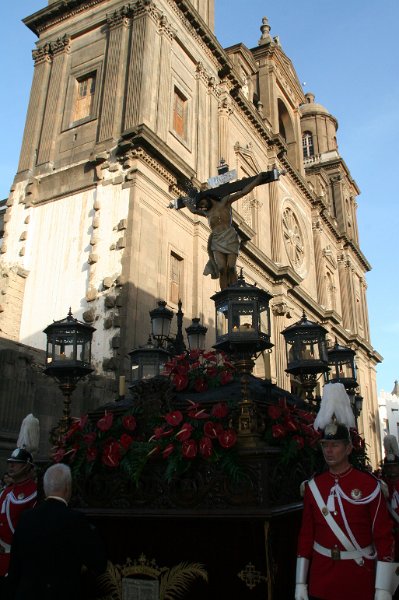 IMG_3132.JPG - Trono del Santo Cristo de la Vera Cruz a su paso por la Catedral.