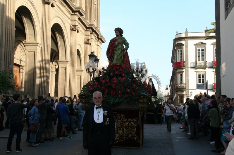 IMG_3136.JPG - Procesión Magna. Trono de San Juan Evangelista a su paso por la Catedral.
