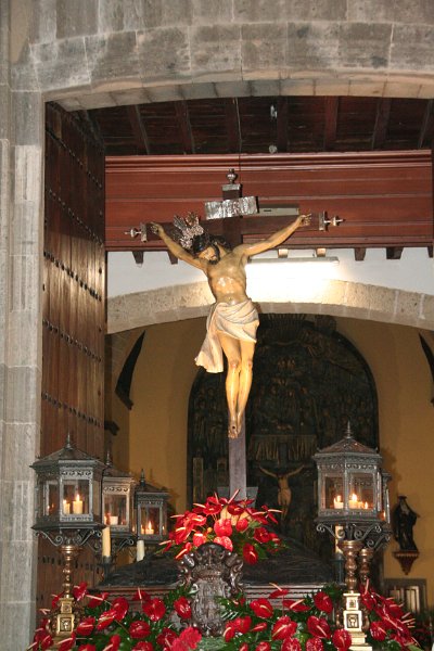IMG_3181.JPG - Procesión Magna. Santo Cristo de la Vera Cruz a su regreso en el pórtico de la Iglesia de San Agustín