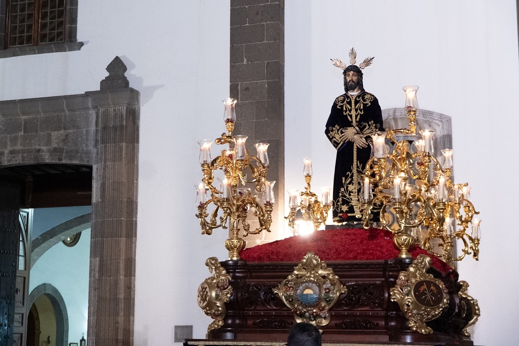 FB_IMG_1775303537437.jpg - Procesión Penitencial de la Hermandad y Cofradía de Nazarenos a su paso por esta Iglesia de San Agustín.