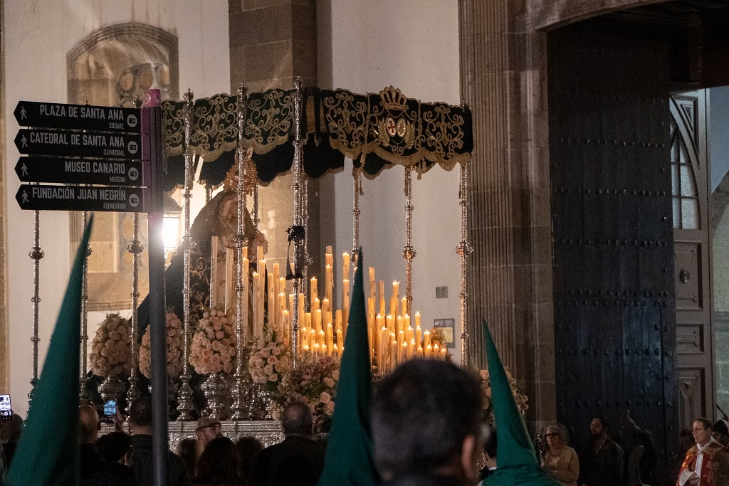 FB_IMG_1775303566926.jpg - Procesión Penitencial de la Hermandad y Cofradía de Nazarenos a su paso por esta Iglesia de San Agustín.