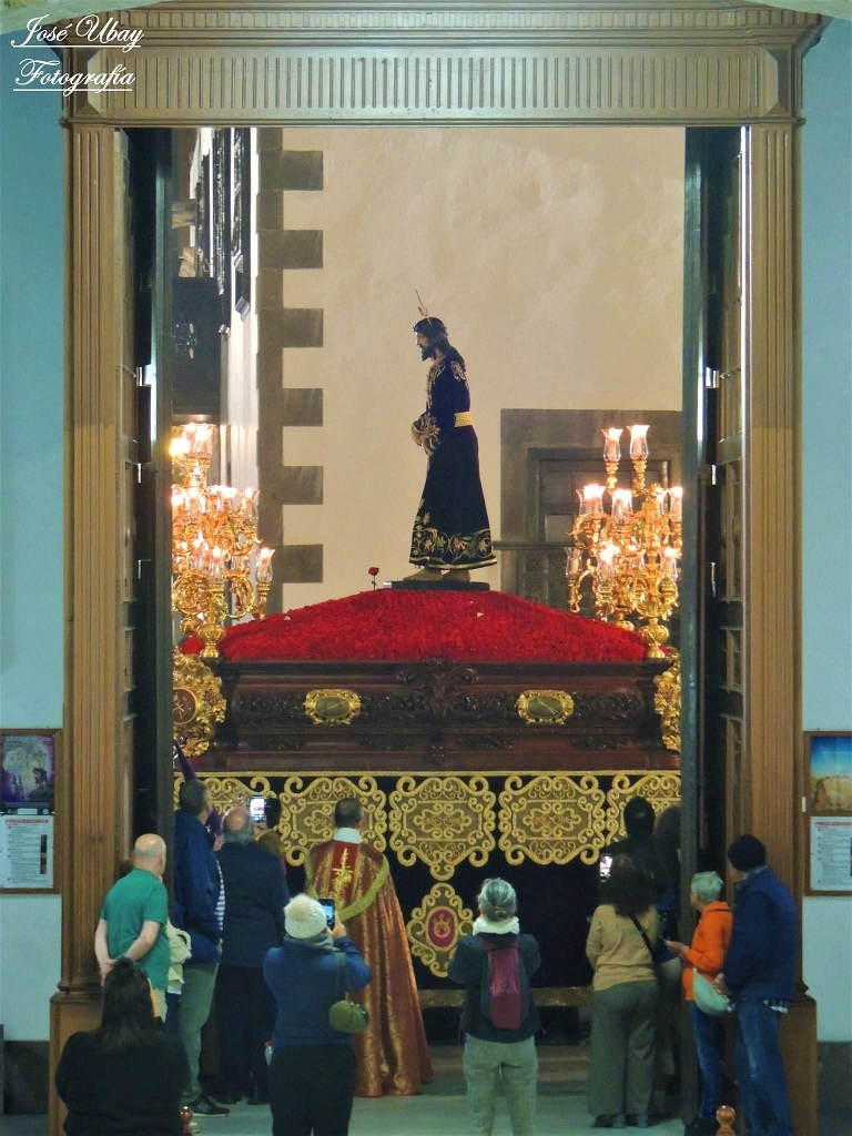 IMG-20260401-WA0011.jpg - Procesión Penitencial de la Hermandad y Cofradía de Nazarenos a su paso por esta Iglesia de San Agustín.