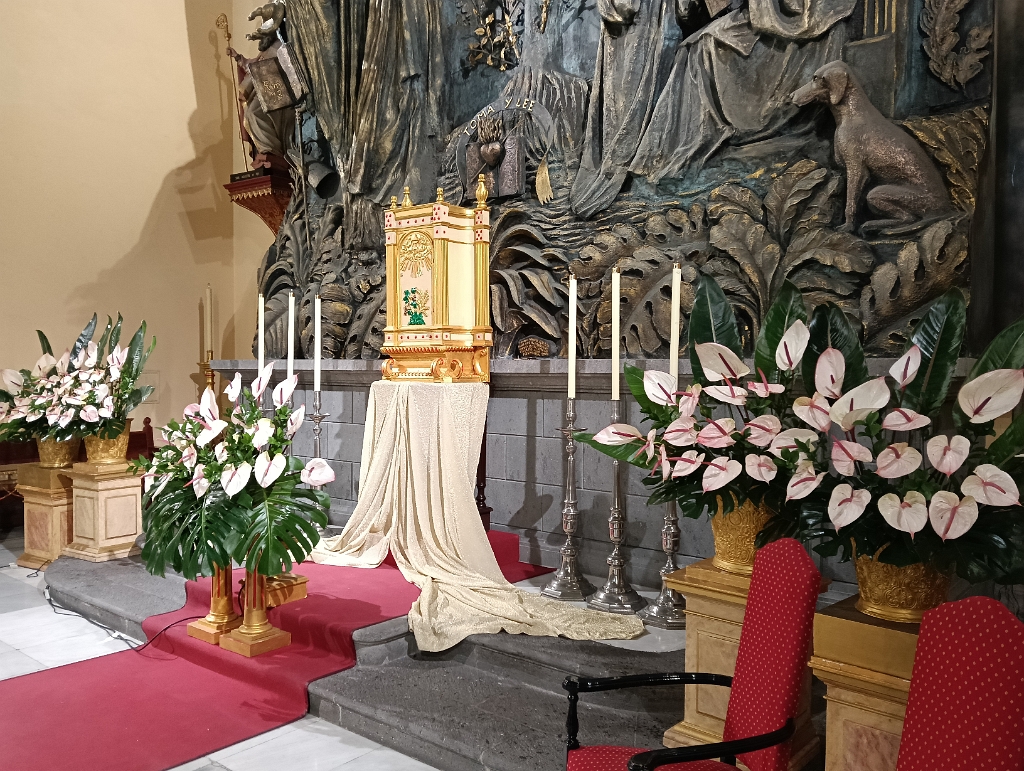 IMG20260403081814.jpg - Altar Mayor preparado para la celebración del Jueves Santo